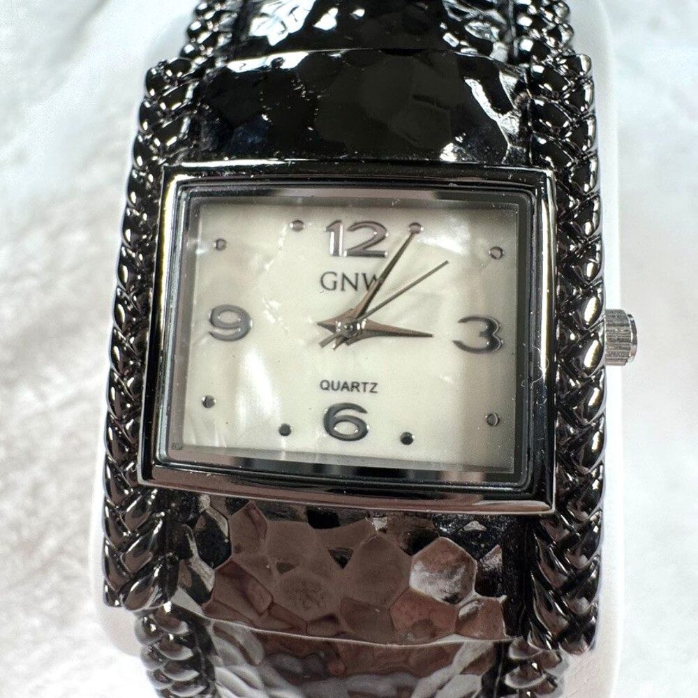 GNW Hammered Cuff Silver Toned Wide Bracelet Watch Y2K Quartz - Picture 2 of 16
